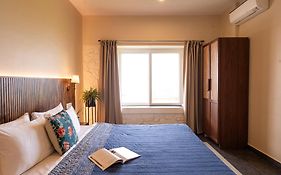 Saffronstays Blue Infinitum Lakeview, Pawna